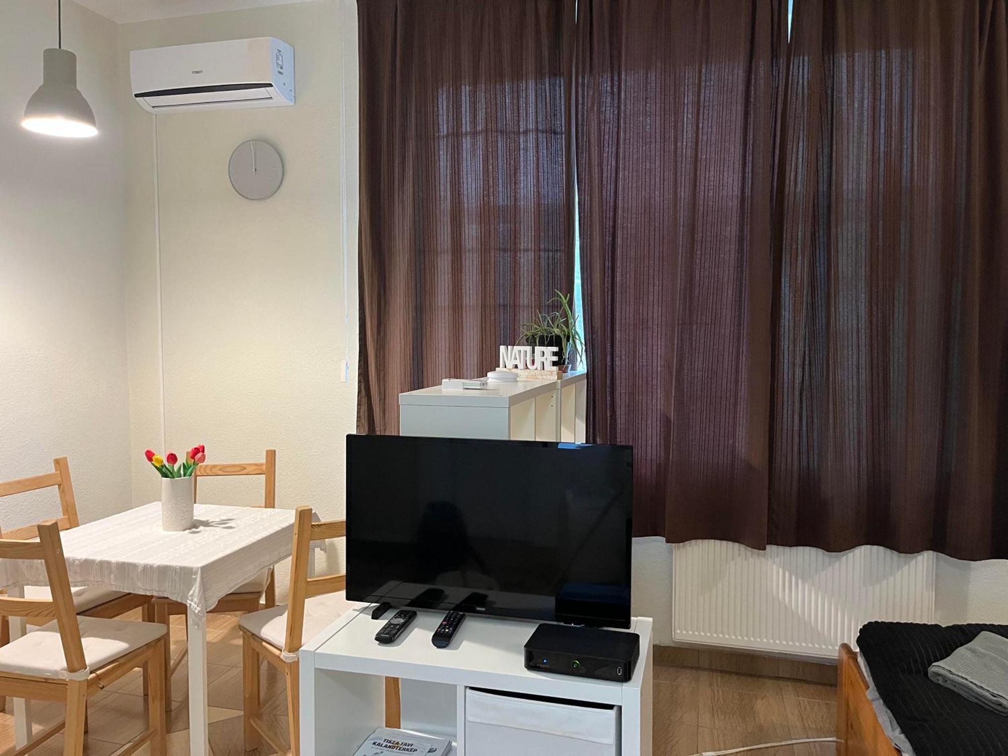 Idill Apartmanhaz B&B Tiszafured Exterior photo