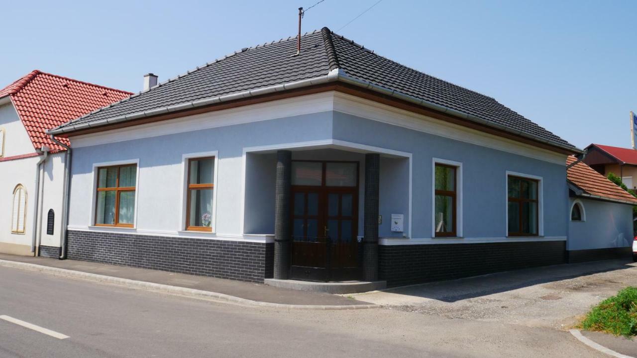 Idill Apartmanhaz B&B Tiszafured Exterior photo
