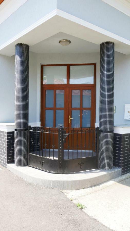 Idill Apartmanhaz B&B Tiszafured Exterior photo